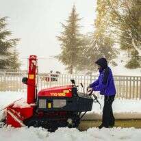 פינוי שלגים באתר החרמון. | מורז ברום/פלאש90