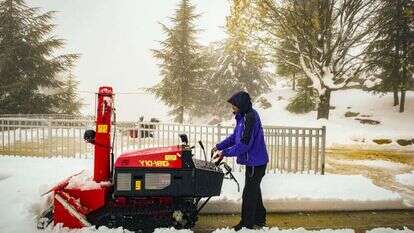 פינוי שלגים באתר החרמון. | מורז ברום/פלאש90