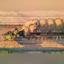 רכב בנייה רובוטי חופר תעלה. | Built Robotics