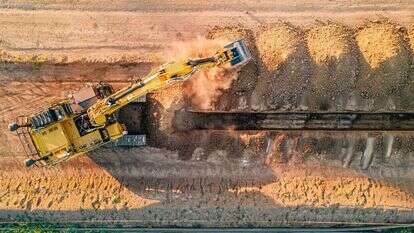 רכב בנייה רובוטי חופר תעלה. | Built Robotics