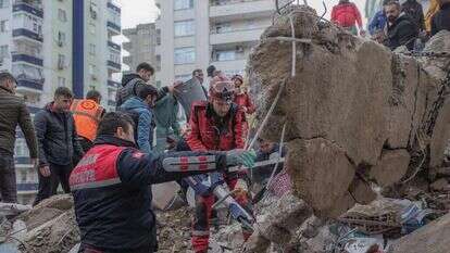 ניסיונות חילוץ לאחר רעידת האדמה בטורקיה, הבוקר. | AFP