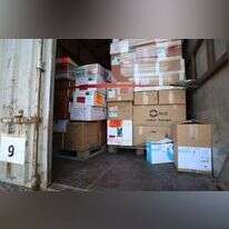 מכולות עם ציוד רפואי שהועברו לסוריה. | EPA/YAHYA NEMAH