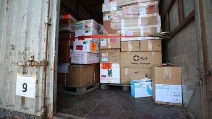 מכולות עם ציוד רפואי שהועברו לסוריה. | EPA/YAHYA NEMAH