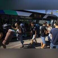 צעירים ישראלים משתמשים בתחבורה ציבורית. | אוליבייה פיטוסי, פלאש 90