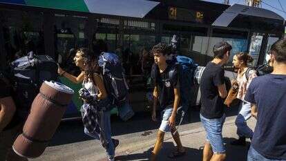 צעירים ישראלים משתמשים בתחבורה ציבורית. | אוליבייה פיטוסי, פלאש 90