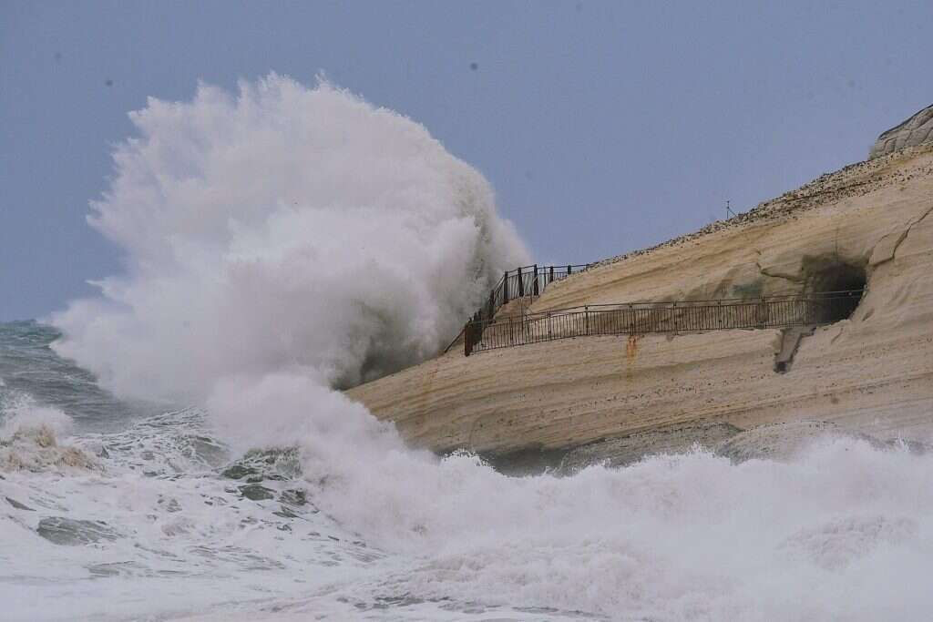 התנפצות הגלים בשמורת ראש הנקרה. | מחמוד נסאר רשות הטבע והגנים