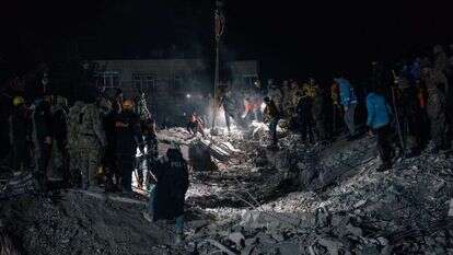 צוותי חילוץ והצלה מחפשים ניצולים תחת ההריסות ברעידת האדמה בטורקיה. | אליס מרטינס, הוושינגטון פוסט