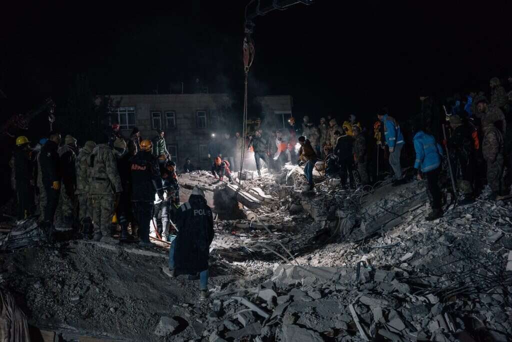 צוותי חילוץ והצלה מחפשים ניצולים תחת ההריסות ברעידת האדמה בטורקיה. | אליס מרטינס, הוושינגטון פוסט