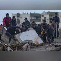 אנשים מחפשים ניצולים מתחת הריסות בניין בטורקיה. | חליל חמרה, AP