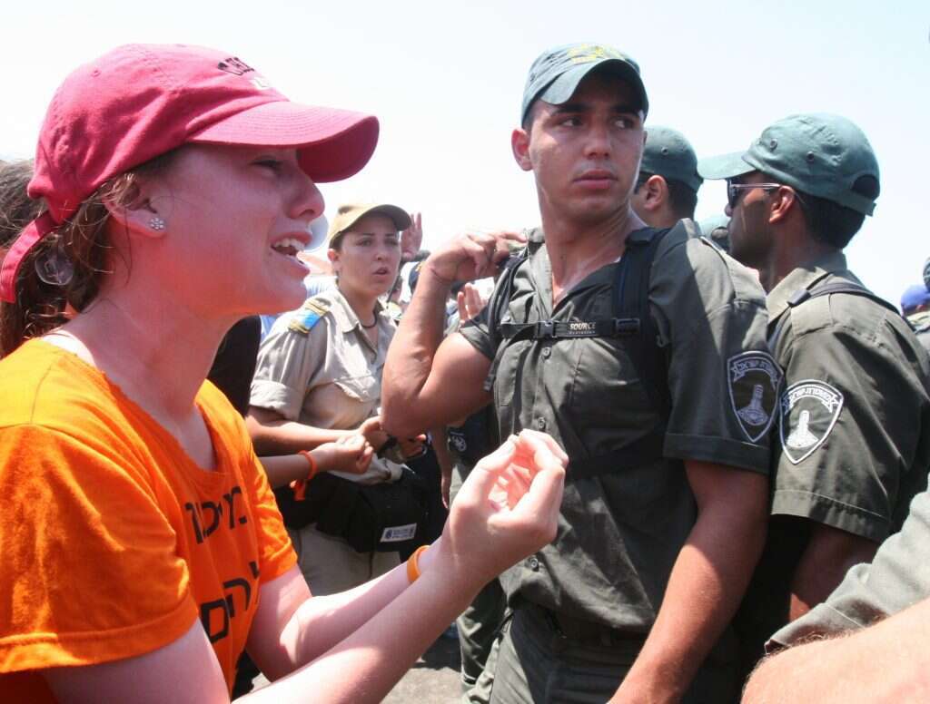 פינוי נווה דקלים, 2005. | מרים צחי פינוי נווה דקלים, 2005. | מרים צחי