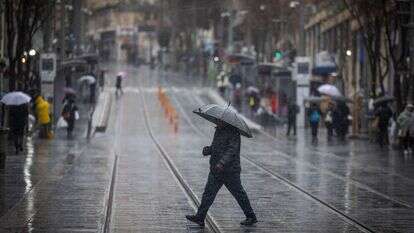 גשם בירושלים במהלך הסופה "ברברה", פברואר 2023. | יונתן זינדל, פלאש 90 גשם בירושלים במהלך הסופה "ברברה", פברואר 2023. | יונתן זינדל, פלאש 90