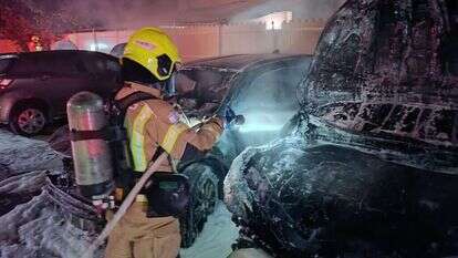 הצתת מכוניות ברמלה. | כבאות והצלה