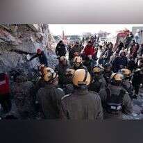 כוחות של משלחת החילוץ "ענפי זית" ליד אחד מהמבנים ההרוסים. | דובר צה"ל