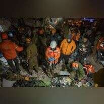 כוחות איחוד והצלה וצה"ל פועלים בזירת הריסות בקרמאנמרש. | אריק מרמור/פלאש90