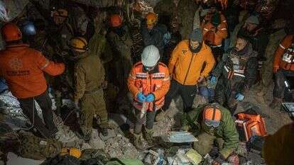 כוחות איחוד והצלה וצה"ל פועלים בזירת הריסות בקרמאנמרש. | אריק מרמור/פלאש90