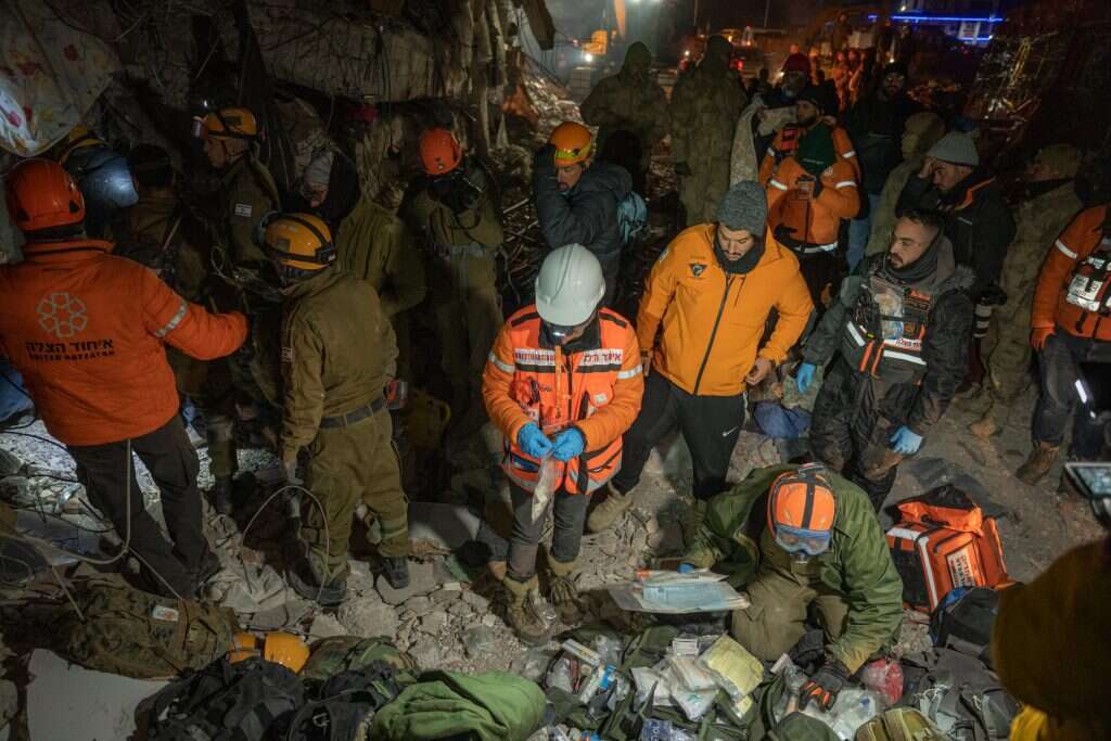 כוחות איחוד והצלה וצה"ל פועלים בזירת הריסות בקרמאנמרש. | אריק מרמור/פלאש90
