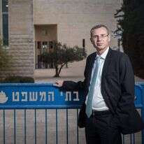 השר לוין מחוץ לבית המשפט העליון. | הדס פרוש, פלאש 90