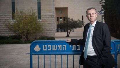 השר לוין מחוץ לבית המשפט העליון. | הדס פרוש, פלאש 90