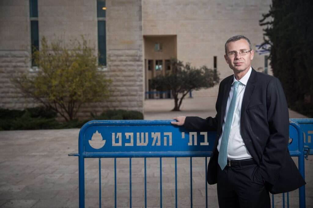 השר לוין מחוץ לבית המשפט העליון. | הדס פרוש, פלאש 90