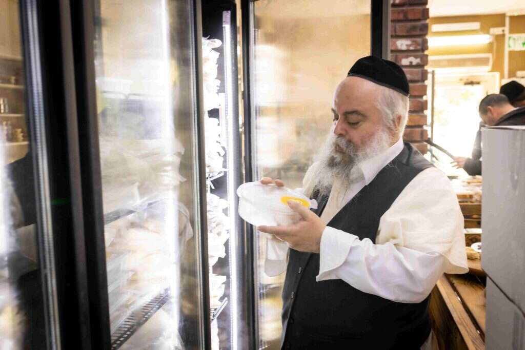 השקעה כספית גדולה כדי לעמוד בתקני הכשרות. משגיח בוחן את המוצרים במקרר. | אריק סולטן