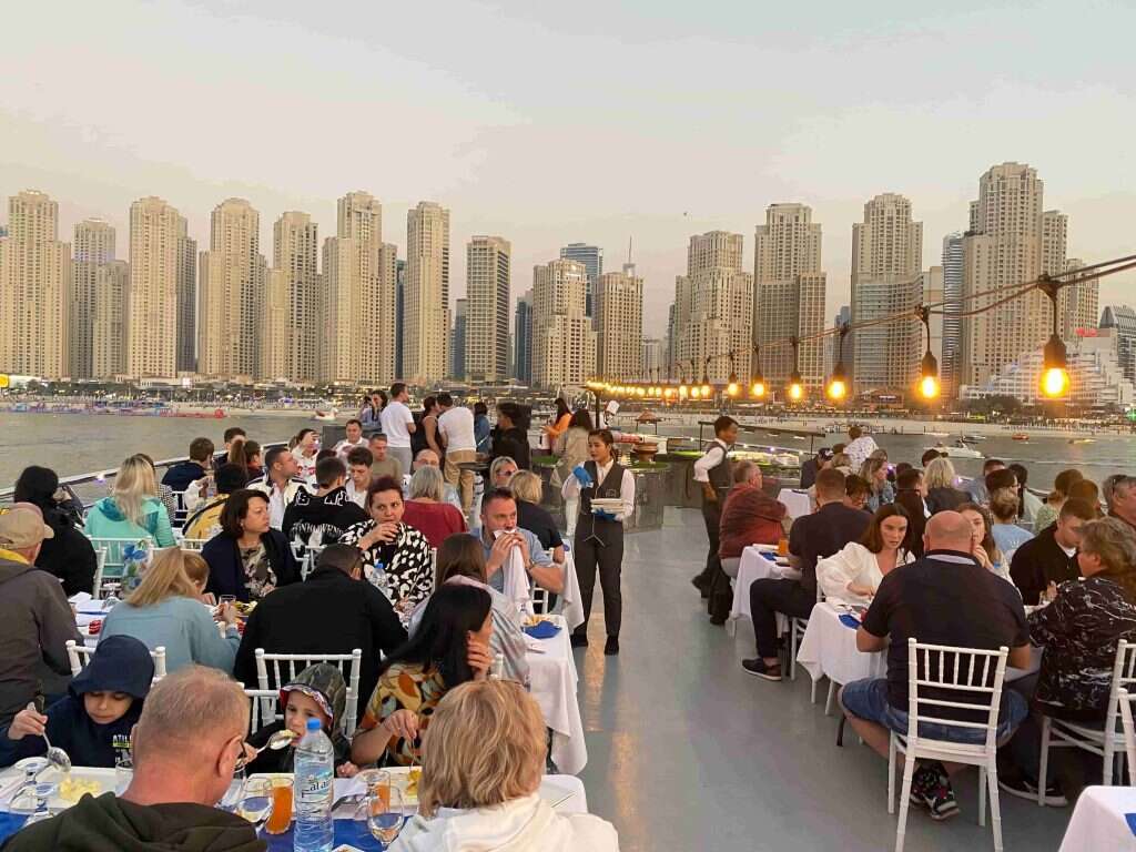 עצמאות שהגיעה בין השאר בעקבות מלחמת ששת הימים. מסעדה צפה בדובאי. | חגי סגל