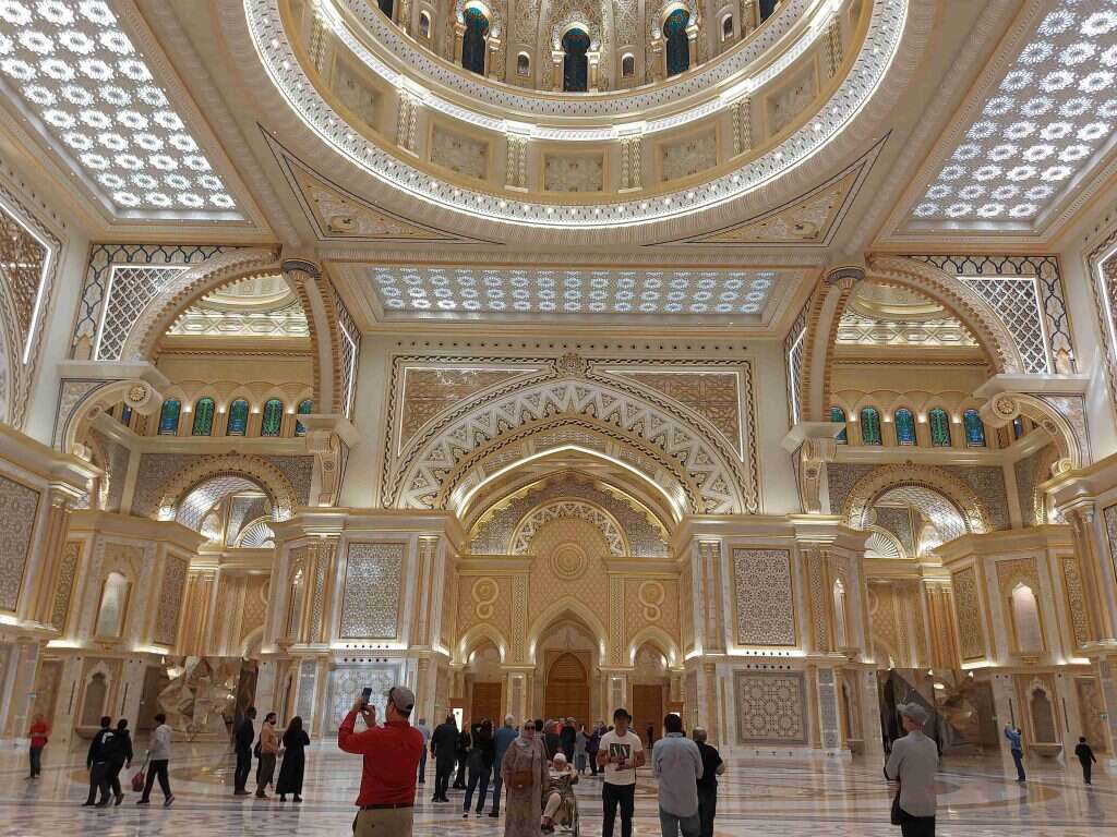 רצפת בהט ושש. ארמון הממשלה באבו־דאבי. | חגי סגל