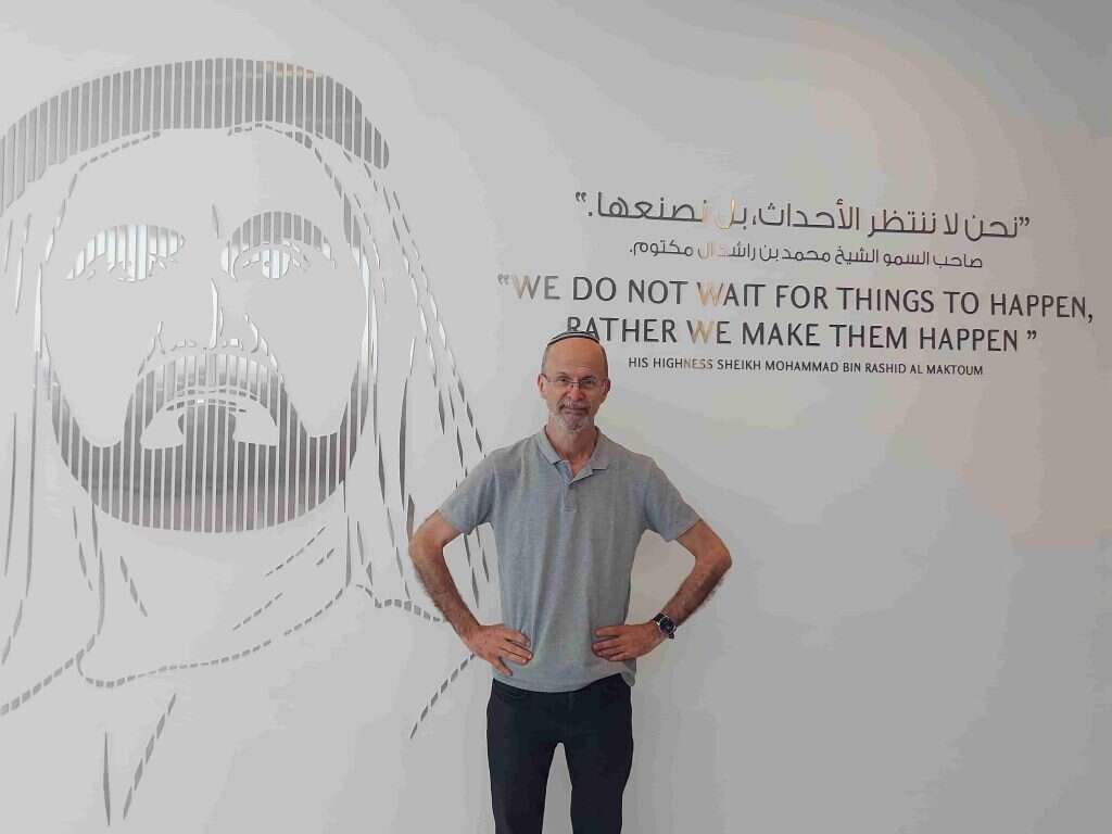 באין היסטוריה, מסתפקים בהגיגים של שליטי הארץ. חגי סגל באי הדקלים. | חגי סגל