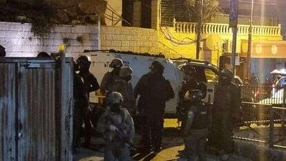 כוחות הביטחון סביב בית המחבל. | דובר צה"ל כוחות הביטחון סביב בית המחבל. | דובר צה"ל