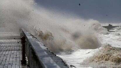 נמל תל אביב בזמן הסופה, 2023. | תומר נויברג, פלאש 90