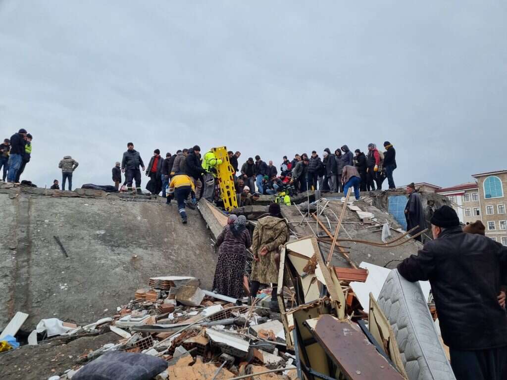 צוותי חילוץ בטורקיה. | דביר דמרי