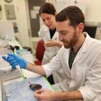 היכולת למקד תרופה באזור הגידול היא אחד האתגרים הגדולים ביותר ברפואה המודרנית. בני (מאחור) ופלוקסמן במעבדה. צילומים: benny’s lab