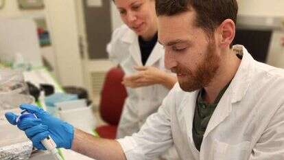 היכולת למקד תרופה באזור הגידול היא אחד האתגרים הגדולים ביותר ברפואה המודרנית. בני (מאחור) ופלוקסמן במעבדה. צילומים: benny’s lab