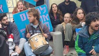 הפגנה מחוץ לבית של השר יצחק וסרלאוף בדרום ת"א. אין צורך בקרדיט