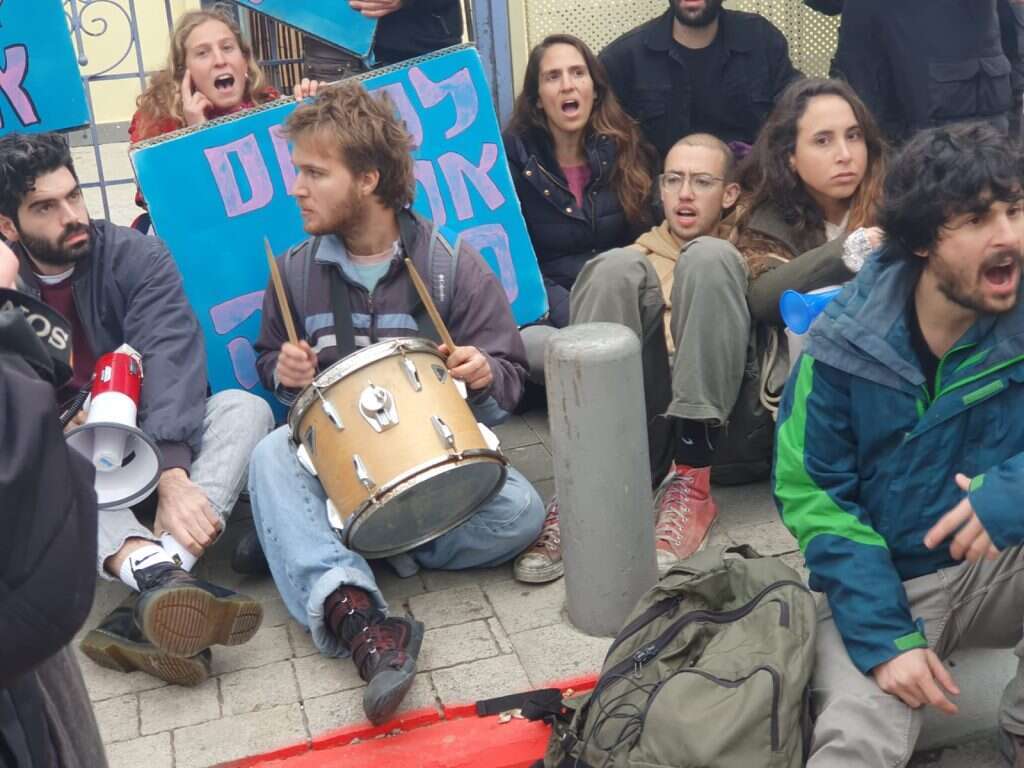 הפגנה מחוץ לבית של השר יצחק וסרלאוף בדרום ת"א. אין צורך בקרדיט הפגנה מחוץ לבית של השר יצחק וסרלאוף בדרום ת"א. אין צורך בקרדיט