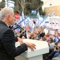 יאיר לפיד בהפגנה מחוץ לכנסת. | אסי אפרתי