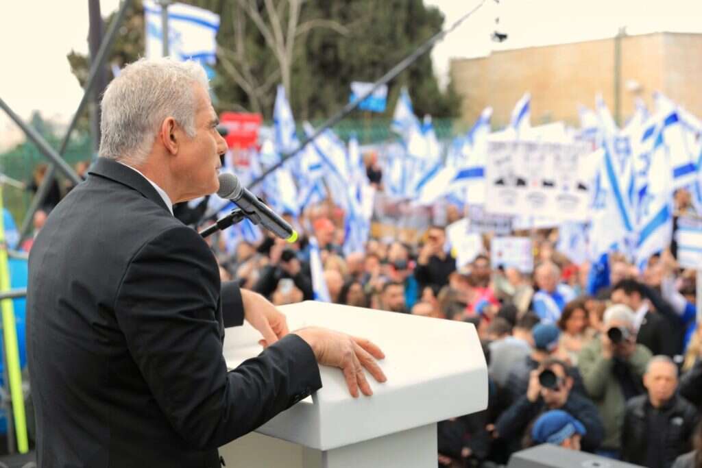 יאיר לפיד בהפגנה מחוץ לכנסת. | אסי אפרתי