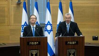 יריב לוין ויצחק הרצוג לאחר שנבחר לנשיא בידי הכנסת. | יונתן זינדל, פלאש 90 יריב לוין ויצחק הרצוג לאחר שנבחר לנשיא בידי הכנסת. | יונתן זינדל, פלאש 90