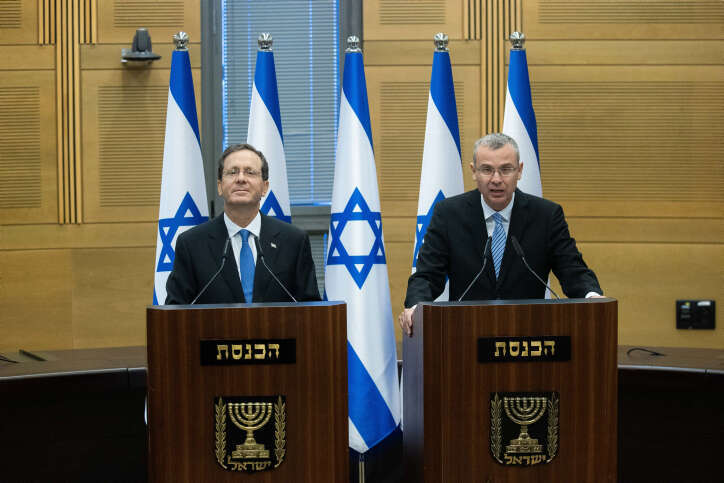 יריב לוין ויצחק הרצוג לאחר שנבחר לנשיא בידי הכנסת. | יונתן זינדל, פלאש 90