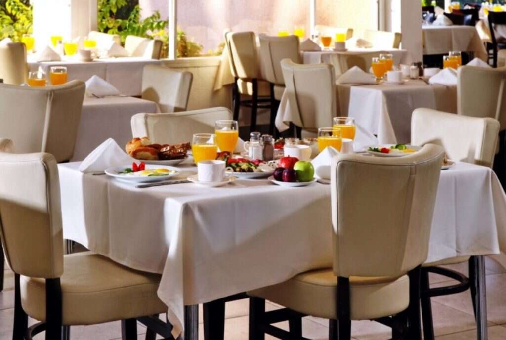 ארוחת בוקר בכפר הנופש עין גב. | גל פלוטניקוב