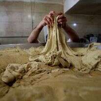 לישת בצק במאפייה. | AFP