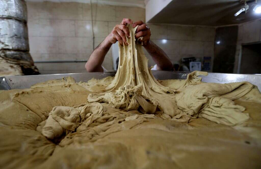 לישת בצק במאפייה. | AFP לישת בצק במאפייה. | AFP