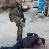 לוחם גולני תוקף פעיל פלסטיני. | מסך מתוך סרטון של שוברים שתיקה