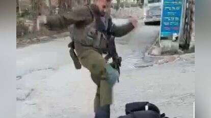 לוחם גולני תוקף פעיל פלסטיני. | מסך מתוך סרטון של שוברים שתיקה