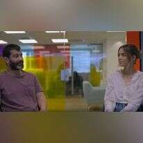 יהודה לוי ורותם סלע בסרה "בגוף שלישי". | קשת 12