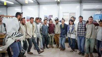 מקומה של החסידות מזמן אינו רק בין חומותיה של החברה החרדית. תלמידי ישיבת מקור חיים בתפילה חסידית, 2018. | גרשון אלינסון, פלאש 90