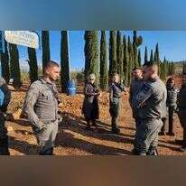 חברת הכנסת לימור סון הר-מלך לצד כוחות מג"ב בכרם בן אליהו.