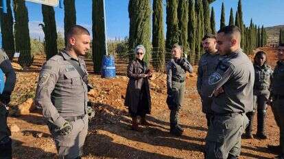 חברת הכנסת לימור סון הר-מלך לצד כוחות מג"ב בכרם בן אליהו. חברת הכנסת לימור סון הר-מלך לצד כוחות מג"ב בכרם בן אליהו.