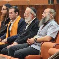 אביו של יהודה דימנטמן הי"ד מחכה לתוצאות ההצבעה יחד עם ראש מועצת שומרון יוסי דגן מנכל ישיבת חומש שמואל וונדי, ובני גל מראשי חומש תחילה. קרדיט: רועי חדי