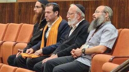 אביו של יהודה דימנטמן הי"ד מחכה לתוצאות ההצבעה יחד עם ראש מועצת שומרון יוסי דגן מנכל ישיבת חומש שמואל וונדי, ובני גל מראשי חומש תחילה. קרדיט: רועי חדי