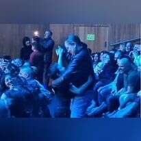 מסך מתוך הסרטון בהופעה של שלמה ארצי